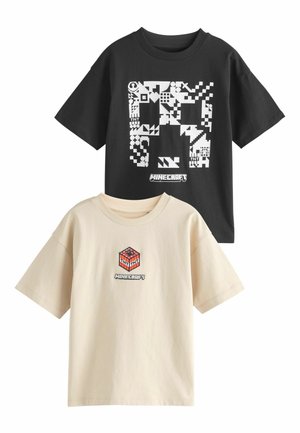 Schwarze und beige T-Shirts mit Minecraft-Designs. Das schwarze T-Shirt zeigt ein weißes pixeliges Muster; das beige hat eine rote und schwarze TNT-Würfel-Grafik.