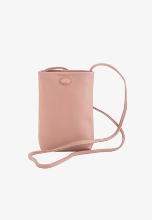 Bolso crossbody de cuero sintético rosa con un acabado texturizado, un acento circular de logo y una correa ajustable. Forma compacta y rectangular.
