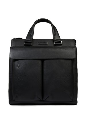 Maletín de cuero negro texturizado con dos bolsillos delanteros, asas superiores y cierre de cremallera sobre un fondo blanco.