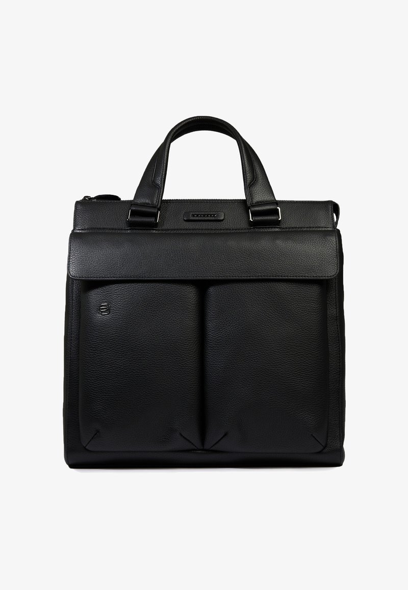 Serviette en cuir noir texturé avec deux poches avant, poignées supérieures et fermeture éclair sur fond blanc.