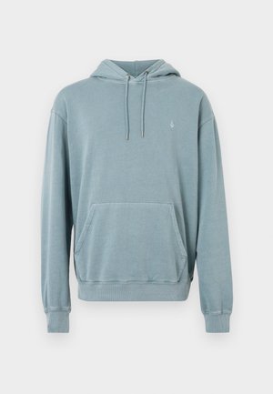 Hellblauer Hoodie aus weichem Stoff, mit einer praktischen Kängurutasche vorne, einer Kapuze mit Kordelzug und gerippten Bündchen sowie Saum. Einfaches Markenlogo angebracht.