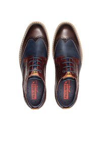 Chaussures brogue pour hommes en cuir marron foncé et cuir bleu marine. Présentent des coutures contrastées, un design à bouts ailés et un système de laçage. Détails perforés présents.