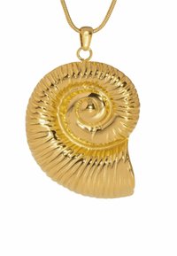 Goldener spiralförmiger Muschel-Anhänger mit geriffelter Textur; polierte Oberfläche; befestigt an einer dünnen Kette.