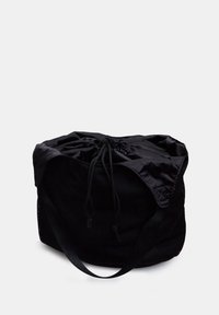 Borsa da viaggio a rete nera con chiusura a cordoncino, parte superiore in nylon morbido e due manici robusti. Design leggero con superficie testurizzata.