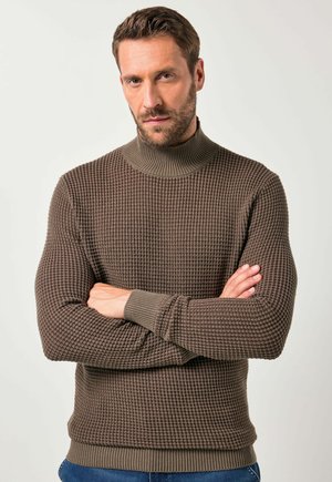 Brauner strukturierter Pullover mit hohem Rippenkragen, eng anliegenden Ärmeln und elastischem Saum, der ein Waffelmuster aufweist.