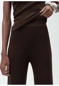 Débardeur côtelé marron assorti avec un legging côtelé, présentant un design ajusté et une taille sans couture.