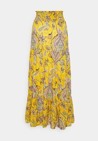 Larga falda amarilla con un patrón de paisley en rosa, verde y azul. Presenta una cintura fruncida y un dobladillo con volantes. Tela ligera.