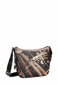 Bolso de hombro en material sintético texturizado, con patrones abstractos en tonos marrón y beige, elementos decorativos y una correa desmontable.