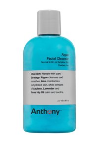 Bouteille en plastique bleu avec un capuchon gris. Le texte à l'avant indique "Nettoyant Facial aux Algues". Le dos fournit des informations sur les ingrédients et l'utilisation. 237 ml.