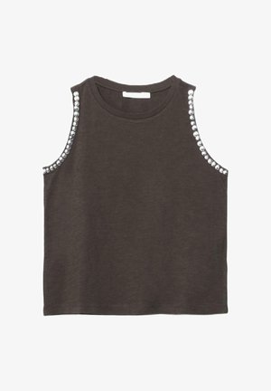 Tmavě hnědé tílko bez rukávů s kulatým výstřihem, zdobené dvěma řadami stříbrných cvočků podél každé průramky.