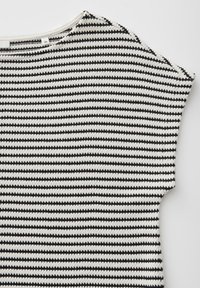 Schwarz-weiß horizontal gestreiftes Stricktop mit kurzen Ärmeln und rundem Ausschnitt, Größenetikett 36 innen am Kragen sichtbar.