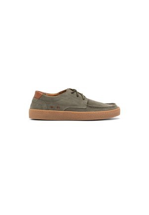 Zapato de ante verde oliva con acento de tacón de cuero marrón, diseño de cordones y suela de goma texturizada marrón. Presenta un detalle de costura contrastante.