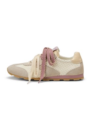 Baskets beige et crème avec côté en mesh texturé, détails en daim, talon couleur tabac, semelle en gomme et lacets épais bicolores crème et rose noués en nœud.