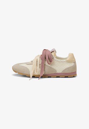 Baskets beige et crème avec côté en mesh texturé, détails en daim, talon couleur tabac, semelle en gomme et lacets épais bicolores crème et rose noués en nœud.