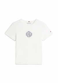 Hvid bomulds t-shirt med korte ermer, der har et blåt broderet logo i en diamantform på brystet og et lille accent på ærmet.