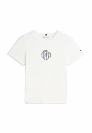 Biała bawełniana koszulka z krótkim rękawem, z niebieskim haftowanym logo w kształcie diamentu na piersi oraz małym akcentem na rękawie.