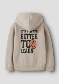 Beige hoodie med en stor sort tekstprint på ryggen: "DET ER ALTID BEDRE AT LÆRE." Indeholder en smiley-grafik i orange.