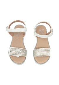 Sandali bianchi in pelle con suola piatta, dotati di due cinturini texture con piccoli dettagli metallici e una cinghia alla caviglia regolabile.