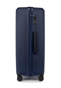 Valigia blu navy con design a righe verticali, doppia cerniera, lucchetto combinato integrato e quattro ruote girevoli per una facile manovrabilità.