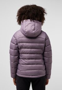 Un giubbotto imbottito lavanda con cappuccio, caratterizzato da sezioni trapuntate orizzontali e una finitura liscia e lucida sul tessuto.