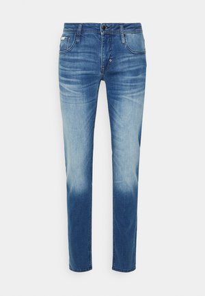Jean en denim bleu clair avec une coupe droite, effet dégradé usé, design à cinq poches, fermeture par bouton en métal et passants de ceinture.
