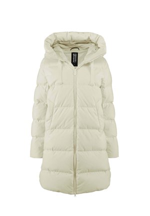 Lungo cappotto invernale imbottito color crema con cappuccio, cerniera frontale e tasche laterali, mostrato su sfondo bianco.