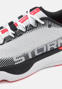 Under Armour INFINITE PRO STORM - Hardloopschoenen voor op de weg - distant gray/black/white