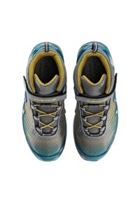 Scarpe sportive con tomaia in rete grigia, dettagli in teal e lacci gialli. Presentano un design testurizzato e suola in gomma per aderenza e durata.