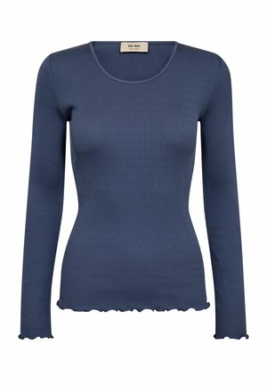 Temno modra rebrasta majica z dolgimi rokavi, okroglim izrezom in valovitim robom na spodnjem delu in manšetah, z etiketo "MOS MOSH" znotraj ovratnika.