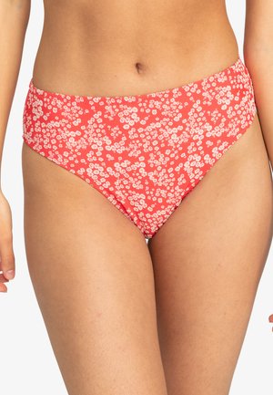 Bas de bikini rouge avec un motif floral blanc. Présente un design taille haute et une texture lisse et extensible. Aucun matériel visible.