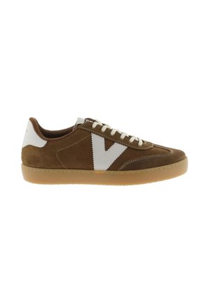 Bruine suède lage sneaker met wit "V" logo en hielstuk, witte veters en een rubberen buitenzool.
