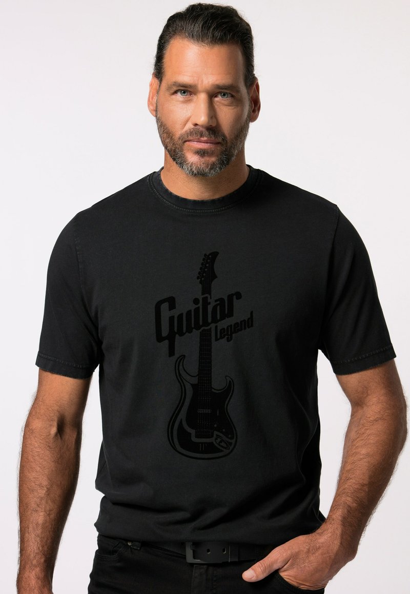 Sort bomulds t-shirt med en guitar grafik og "Guitar Legend" tekst i mat finish. Korte ærmer og rund hals design.