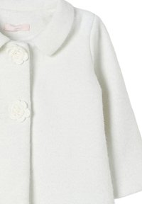 Cappotto bianco in lana con un colletto rotondo, tre bottoni a forma di fiore e un finish morbido e textures. Design classico a maniche corte.