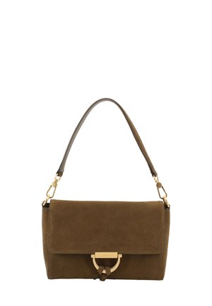 Braune Wildleder-Handtasche mit einem umklappbaren Überschlag, goldenen Beschlägen und einem oberen Griff. Sie verfügt über eine Schlaufe an der Vorderseite und eine glatte Textur.