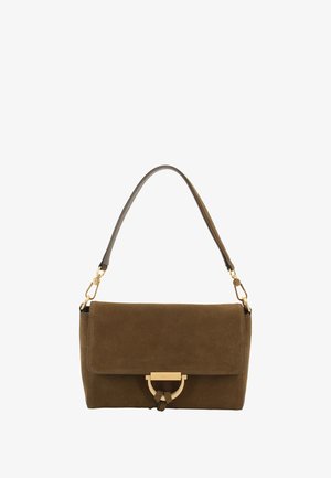 Braune Wildleder-Handtasche mit einem umklappbaren Überschlag, goldenen Beschlägen und einem oberen Griff. Sie verfügt über eine Schlaufe an der Vorderseite und eine glatte Textur.