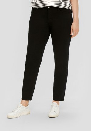 Zwarte slim-fit broeken van een katoenmix. Bevat zij- en achterzakken, riemlussen en een sluiting met een knop aan de voorkant. Gecombineerd met witte sneakers.