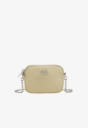 Kleine beige rechthoekige crossbodytas met zilveren rits, kettingriem en "BIMBA Y LOLA" logo aan de voorkant.