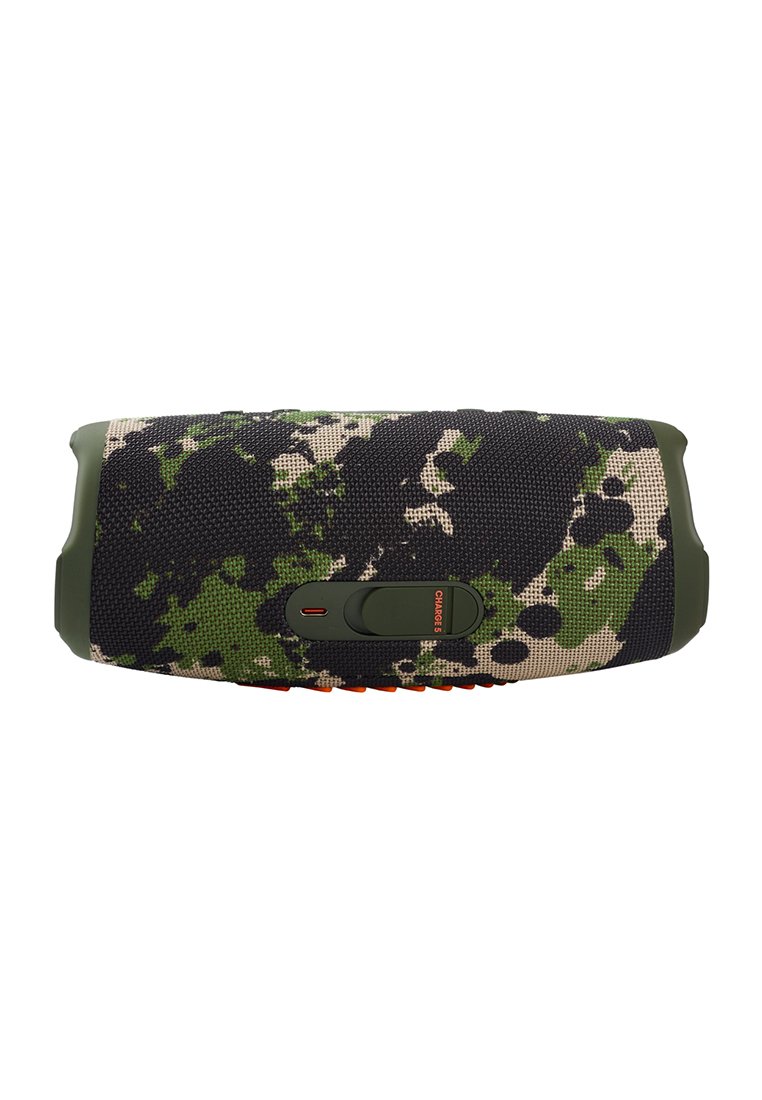 Haut-parleur Bluetooth portable avec un tissu camouflage vert et noir, des bords en caoutchouc et un couvercle de port de chargement sur le devant.
