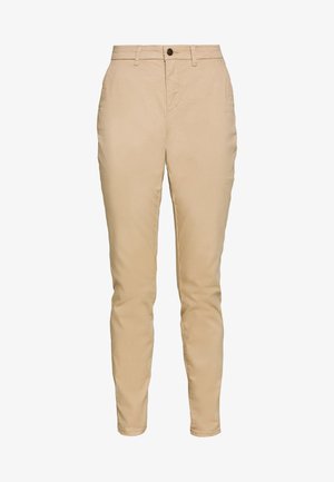 Beige Baumwollchinos mit schmaler Passform, ausgestattet mit einem Frontknopfverschluss, seitlichen Taschen und minimalen Nähdetails. Glatte Textur.