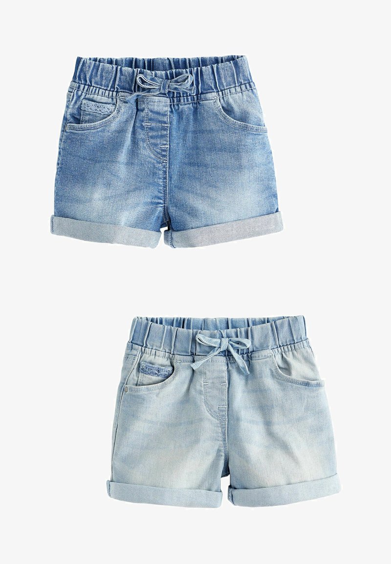 Denim kratke hlače v dveh odtenkih modre. Značilnosti vključujejo elastičen pas, vrvico, zavite robove in sprednje žepke. Gladka tekstura.