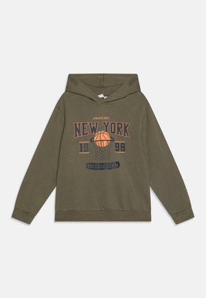 Hoodie vert olive avec une poche kangourou, comportant un graphique de basket-ball et le texte "NEW YORK 1998 ÉQUIPE DE COLLEGE" en orange et marine.