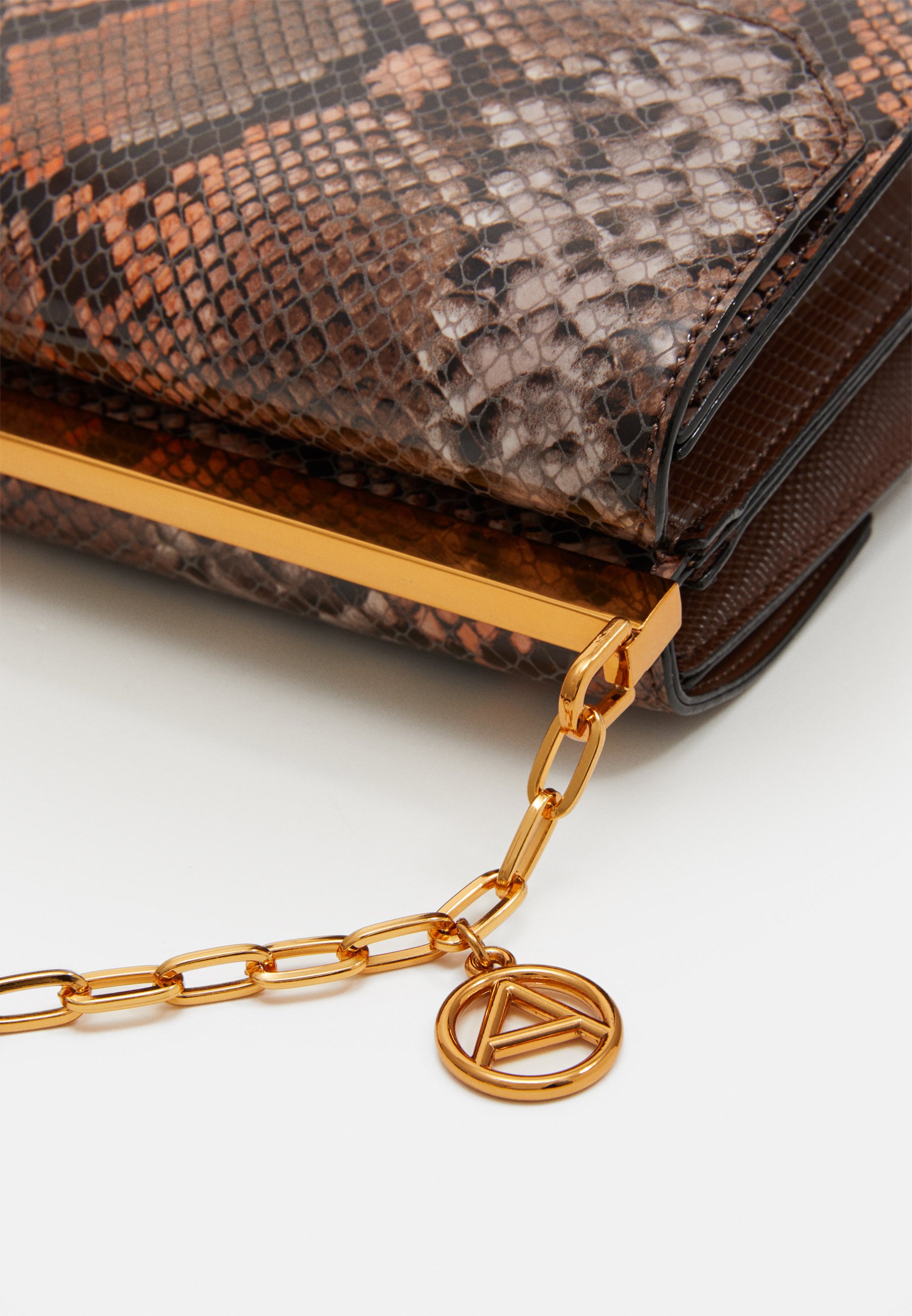 ALDO KORENIA Axelremsväska rustdark gold Zalando.se ALDO KORENIA Axelremsväska rustdark gold Zalando.se