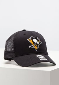 Schwarze Baseballmütze mit Netzrücken, ausgestattet mit einem weißen und gelben Logo der Pittsburgh Penguins auf einem dreieckigen Hintergrund. Vorgebogener Schirm.
