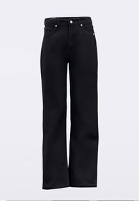 Čierne džínsové nohavice s rovnými nohavicami a vysokým pásom, zapínané vpredu na gombíky a zips, s prednými a zadnými vreckami, zobrazené na jednoduchom svetlom pozadí.