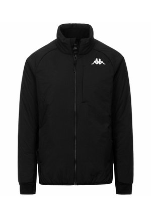 Giacca nera con zip e collo alto, con logo bianco di due figure sedute sul petto a sinistra, su sfondo bianco neutro.