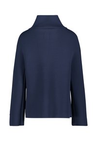 Marineblauer Pullover mit weitem Kragen, Schlitz an den Seiten, langen Ärmeln und glatter Textur. Verfügt über minimale Nähedetails auf der Rückseite.