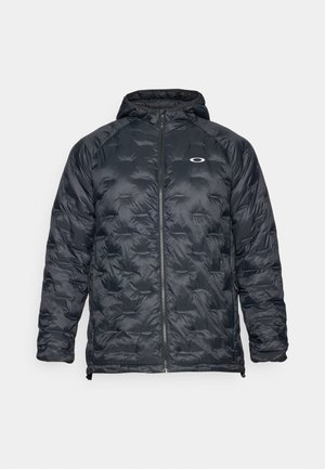 Giacca nera imbottita con chiusura a zip e cappuccio. Include un design a baffles e un piccolo logo sul petto. Materiale liscio e leggero.