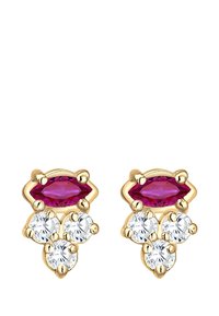 Boucles d'oreilles en ton doré avec un rubis en forme de marquise et trois cristaux transparents ronds, disposés en grappe avec des surfaces lisses.