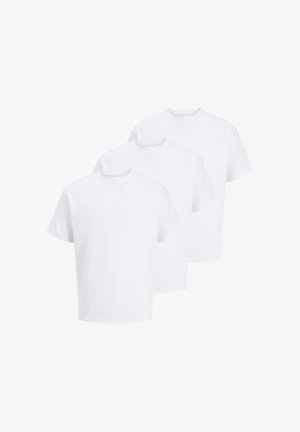 Tre enkle hvide t-shirts med korte ærmer og rund hals, arrangeret i en forskudt overlappende række.