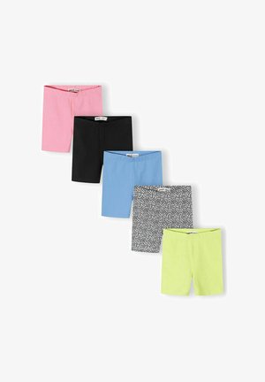 Cinq paires de shorts pliés en rose, noir, bleu, imprimé animalier noir et blanc, et vert clair disposées en diagonale sur fond blanc.